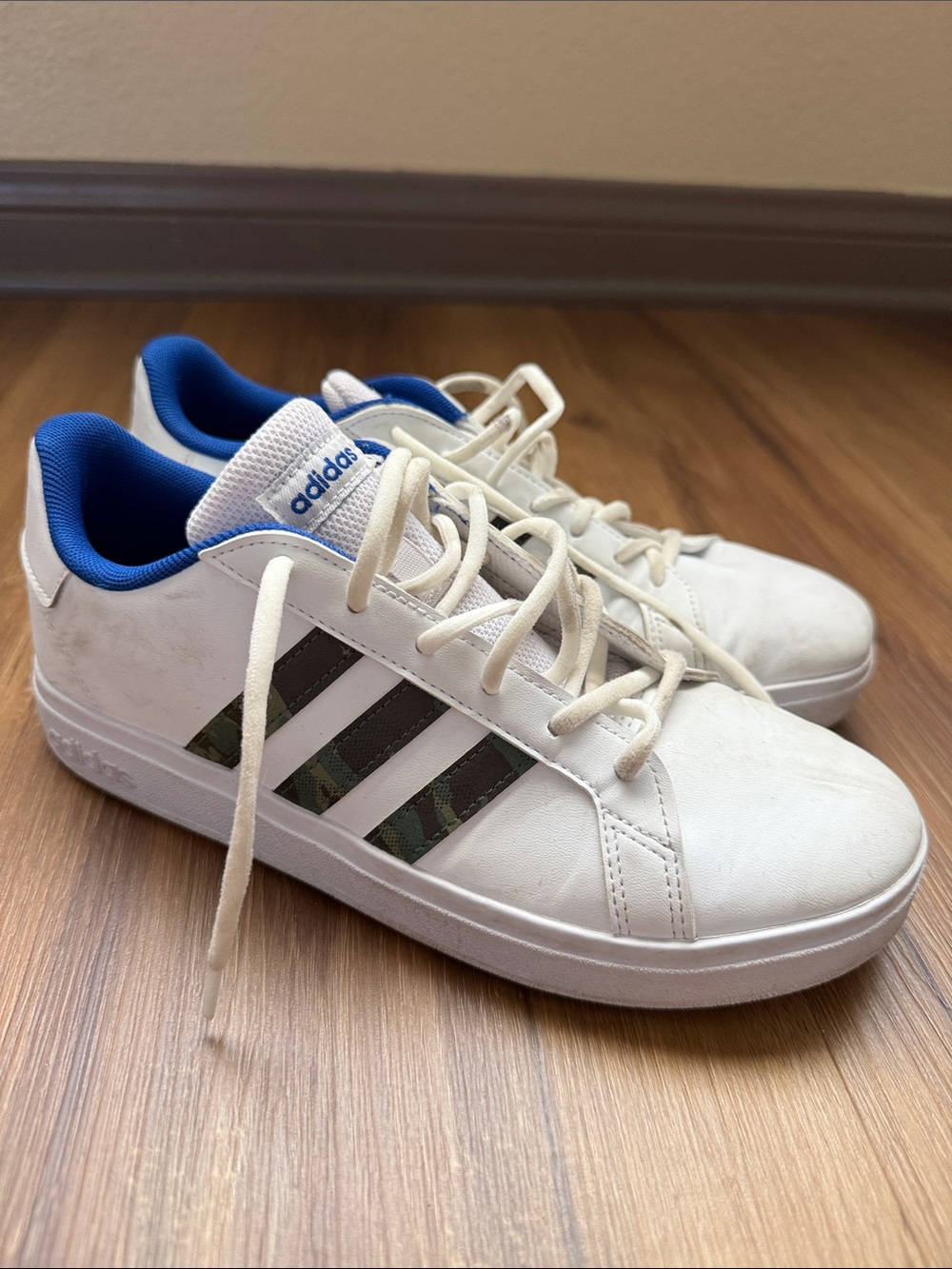Adidas Boys Sz 6 White Sneakers with Blue Lining and Camo Three Stripes